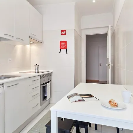Bright 2 Bedroom Apt In City Centre - Nr Tram & Metro Lisboa