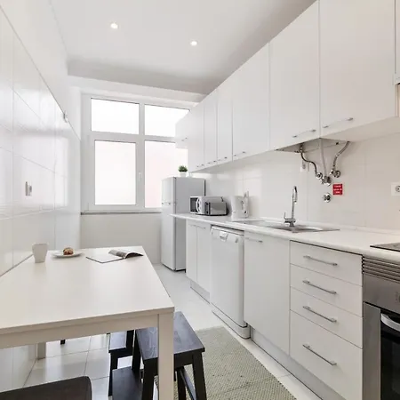 Bright 2 Bedroom Apt In City Centre - Nr Tram & Metro Lisboa