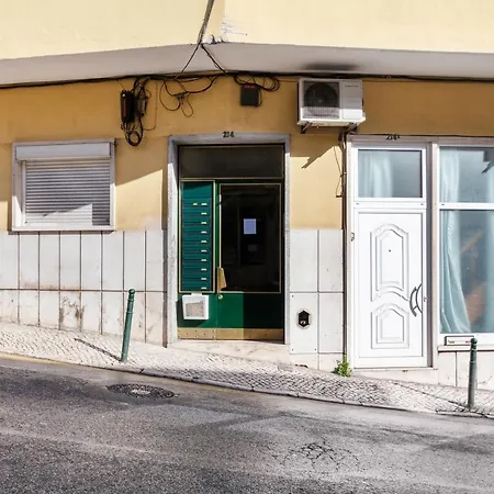 Bright 2 Bedroom Apt In City Centre - Nr Tram & Metro Διαμέρισμα Lisboa