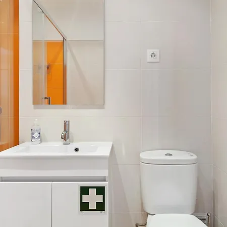 Bright 2 Bedroom Apt In City Centre - Nr Tram & Metro Διαμέρισμα Lisboa